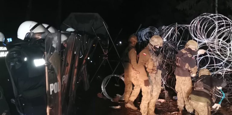 Kolejne próby siłowego sforsowania granicy, zatrzymania przemytników migrantów