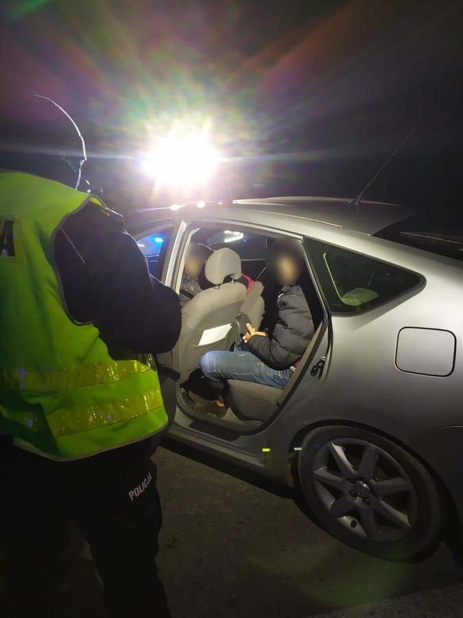 Wczoraj policjanci zatrzymali 2 osoby w związku z pomocnictwem przy nielegalnym przekraczaniu granicy