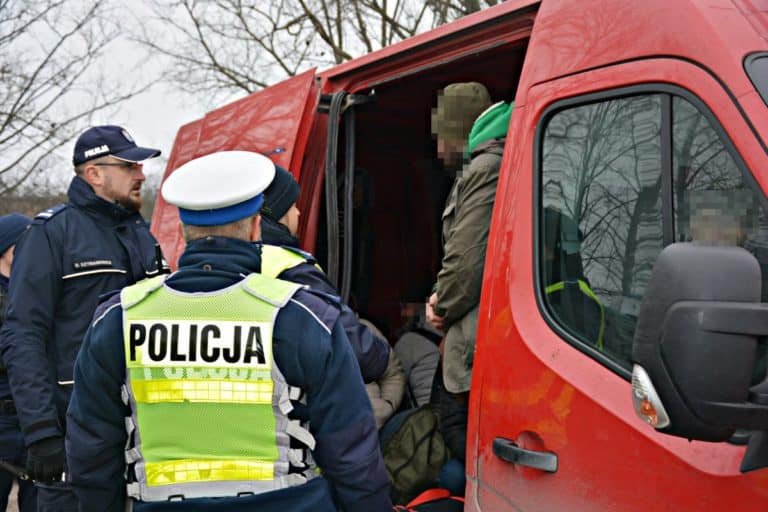 Policjanci z drogówki zatrzymali na Suwalszczyźnie 22 nielegalnych migrantów