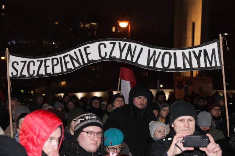 Przed Sejmem podczas protestu „Stop segregacji sanitarnej” wyeksponowano napis „Szczepienie czyni wolnym”