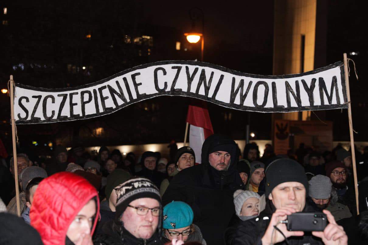 Przed Sejmem podczas protestu „Stop segregacji sanitarnej” wyeksponowano napis „Szczepienie czyni wolnym”