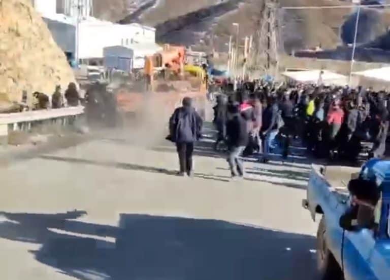 Dźwigiem w strajkujących górników. Szokujące zdarzenie w Iranie /filmy/