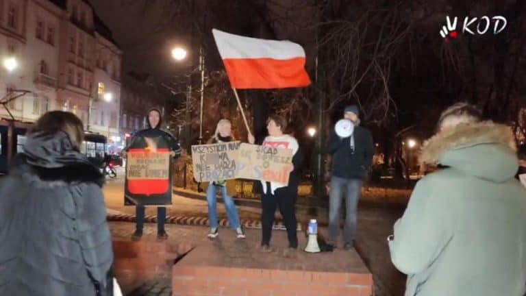 Frustracja KOD-arzy. „A Wy śmiejecie się nam w twarz” /film/