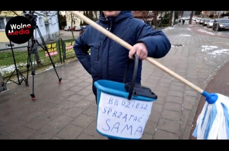 Lempart „przywitana” w Sztumie wiadrem z mopem