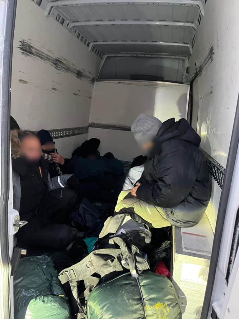 Policja zatrzymała kolejne dwie osoby przewożące migrantów