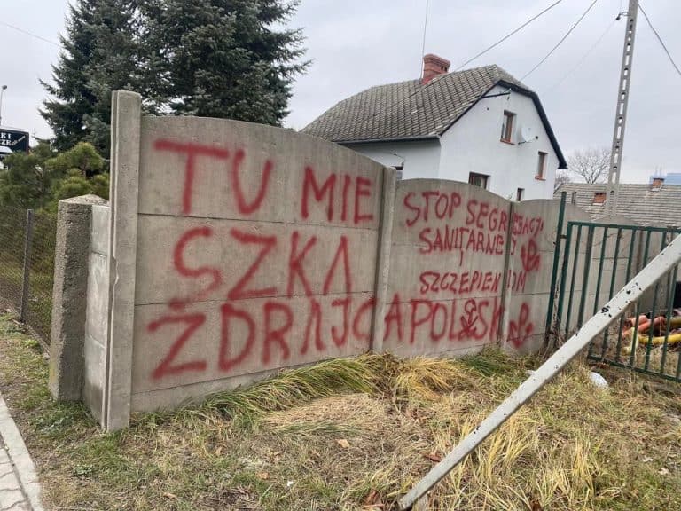Ktoś namalował na płocie posłanki PO: „Tu mieszka zdrajca Polski”