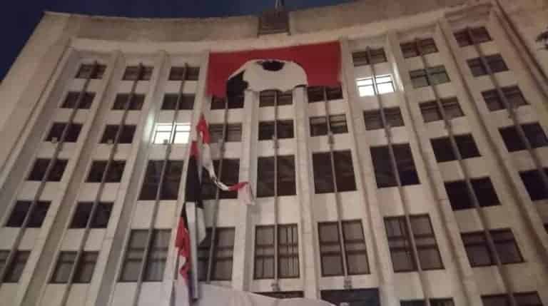 Wielki baner z portretem Bandery na siedzibie władz obwodu tarnopolskiego został porwany przez wiatr