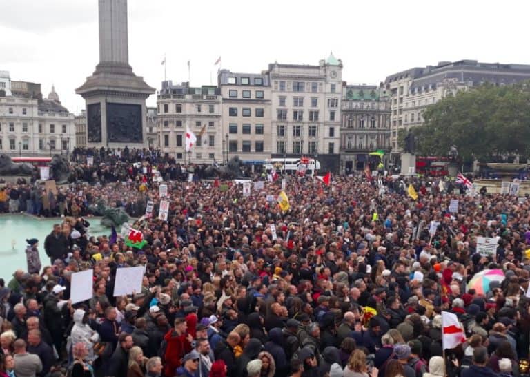 Wielka Brytania: Pracownicy służby zdrowia demonstracyjnie rzucili swe kitle na Trafalgar Square