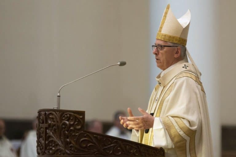 Abp Wiktor Skworc przypomniał, że Matka Boża w swoich objawieniach łączyła modlitwę w tej intencji z różańcem