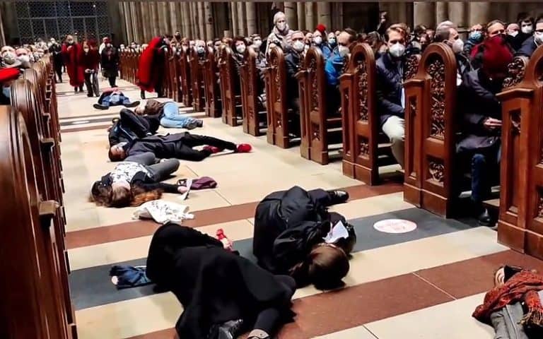 Totalne zidiocenie. Aktywiści kładli się na ziemi w kościele
