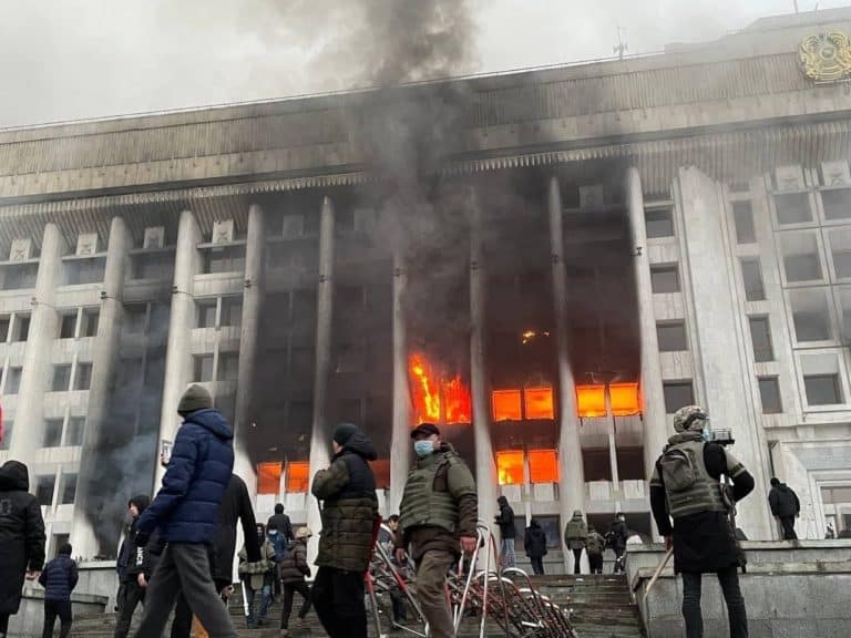 W Kazachstanie żołnierze poddają się demonstrantom