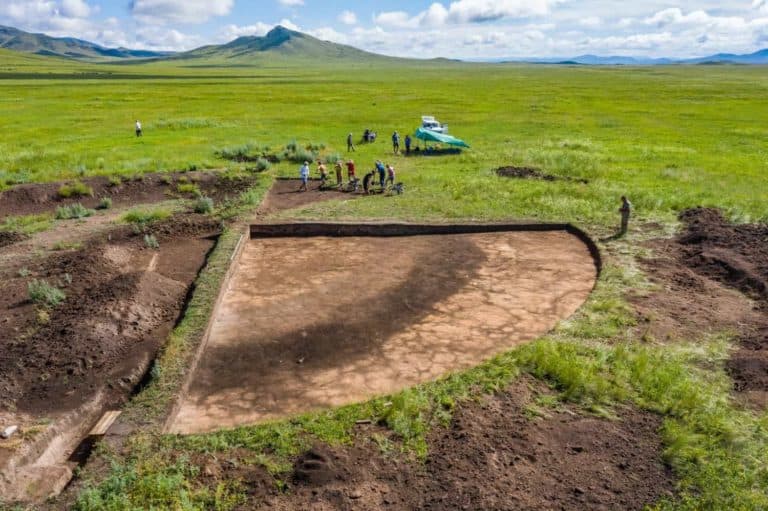 Złoty pektorał i lusterko z brązu – odkrycia archeologów w syberyjskim kurhanie