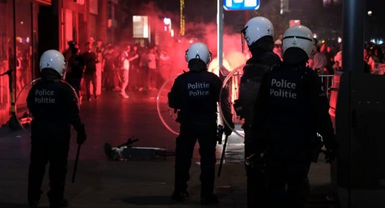 Sylwester w Belgii pod znakiem ataków na policjantów, jednego… pogryziono