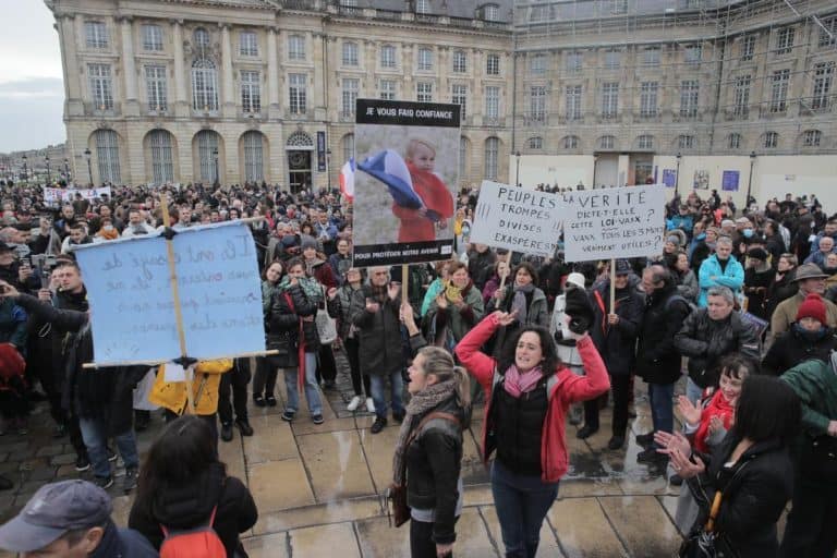 Protesty we Francji po słowach Macrona o niezaszczepionych