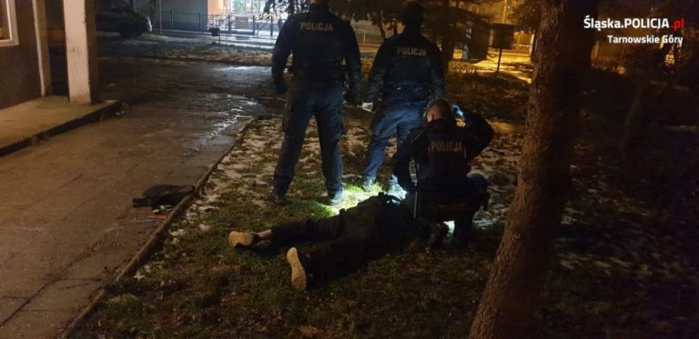 Włamywacz udawał sklepowego manekina. Policjanci nie dali się zwieść