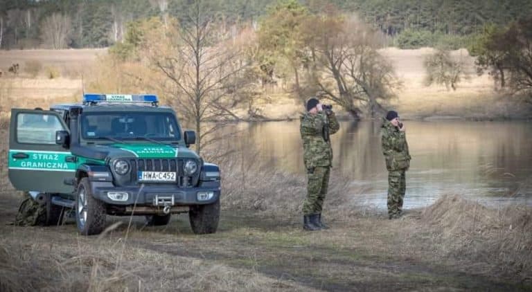 Migranci próbowali się ukryć w zabudowaniach gospodarczych. Wszyscy zostali zatrzymani /film/