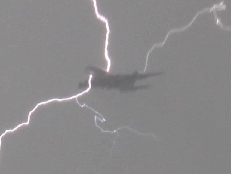 Polski Dreamliner został… trafiony piorunem