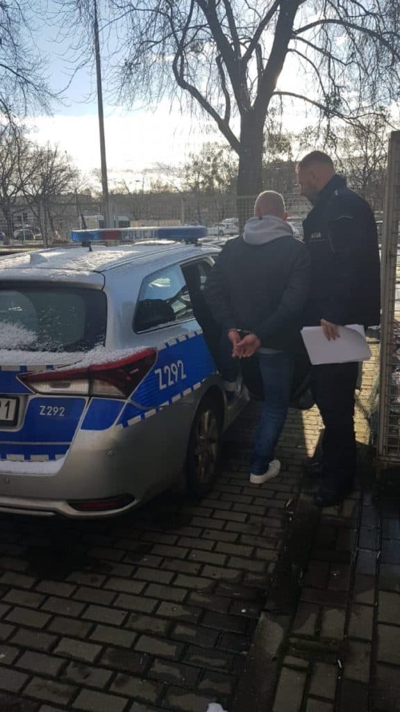 Poszukiwany za zabójstwo wpadł podczas sprawdzania obostrzeń związanych z zakrywaniem ust i nosa