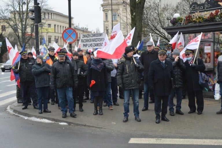 Protest związkowców PKP-LHS przed konsulatem Ukrainy w Lublinie