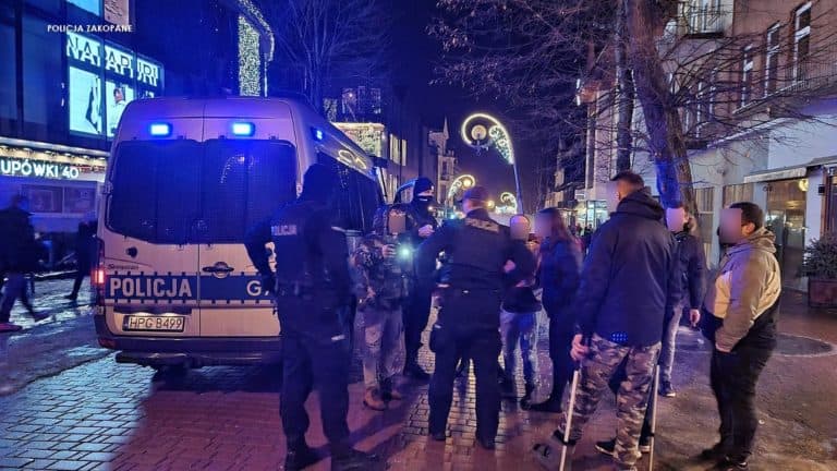 Bójki i awantury z udziałem turystów w Zakopanem. Jeden policjant ranny