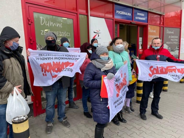 Protest przed supermarketem, który został przemianowany na dworzec autobusowy