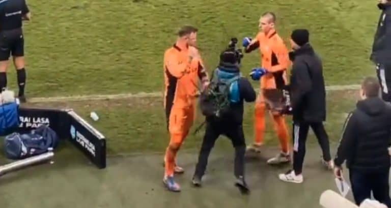 Podczas meczu Artur Boruc popchnął operatora kamery