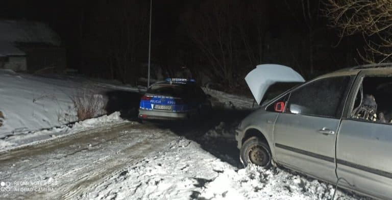 Zwęglone zwłoki w spalonym samochodzie w Bukowsku w powiecie sanockim