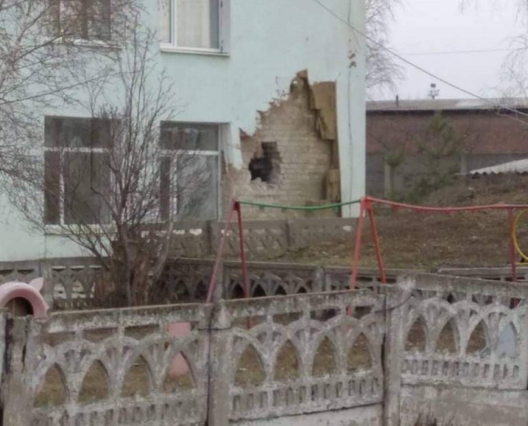 Zaostrzenie sytuacji na Donbasie. W użyciu jest ciężka artyleria, ucierpiało przedszkole w Stanicy Ługańskiej