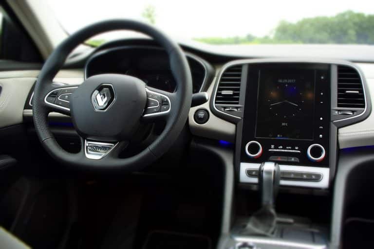 Renault wstrzymał produkcję swoich samochodów w Rosji