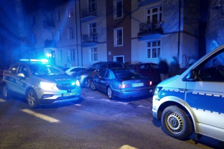 Pijany 65-latek uciekał przed policją, taranując kilka samochodów