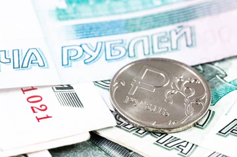 Rosjanie masowo wybierają pieniądze z banków