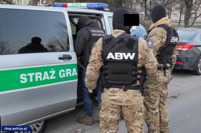 12 osób zatrzymanych, przejęta broń, amunicja, maczety, narkotyki, anaboliki i 1,2 mln zł w gotówce….