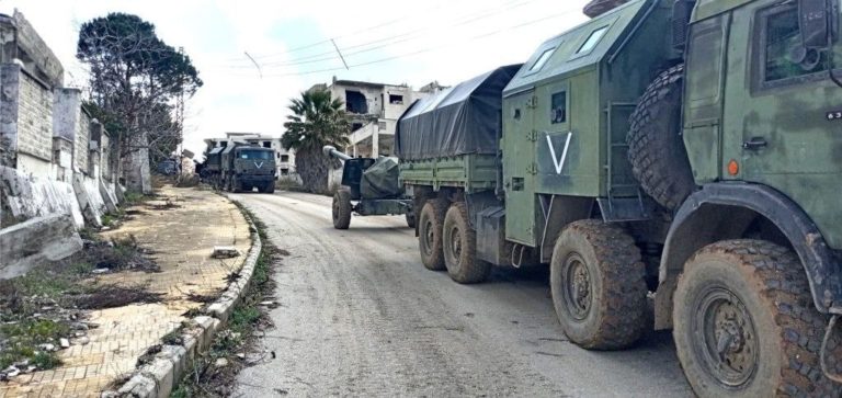 Na rosyjskich pojazdach wojskowych w Latakii (Syria) pojawiła się litera V