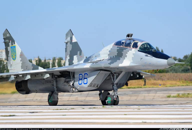 Niesamowity film: Ukraiński MiG-29 startuje z bombardowanego właśnie lotniska