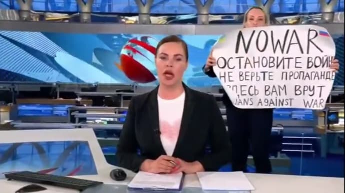 Niezwykła odwaga. W trakcie programu "na żywo" rosyjskiej telewizji pojawiła się z antywojennym plakatem