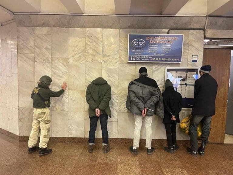 W kijowskim metrze policja zatrzymała sabotażystów. Pociski ukryli w pluszowym misiu