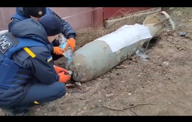 Tak ukraińscy saperzy rozbrajają wielką bombę /film/