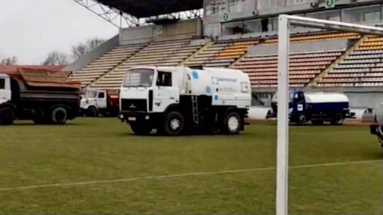 Kibice Metałurha Zaporoże ochraniają stadion przed rosyjskim desantem