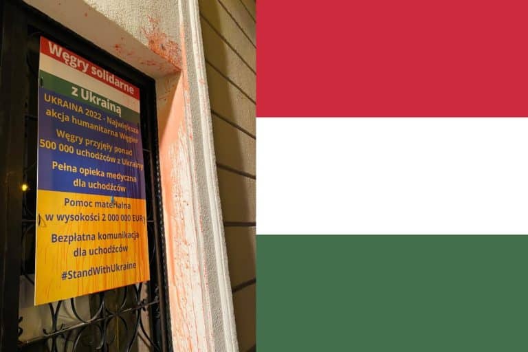 W Warszawie uczestnicy proukraińskiej demonstracji oblali czerwoną farbą tablicę informującą o węgierskim wsparciu dla Ukraińców