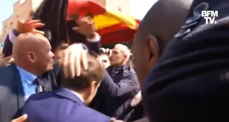 Emmanuel Macron zaatakowany pomidorami /film/