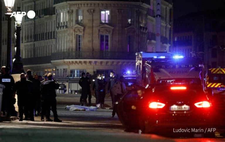 W Paryżu policjanci zastrzelili dwie osoby blisko miejsca, gdzie świętował Macron