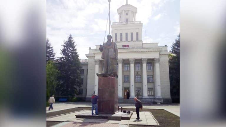 W zdobytym ukraińskim mieście Rosjanie postawili pomnik Lenina