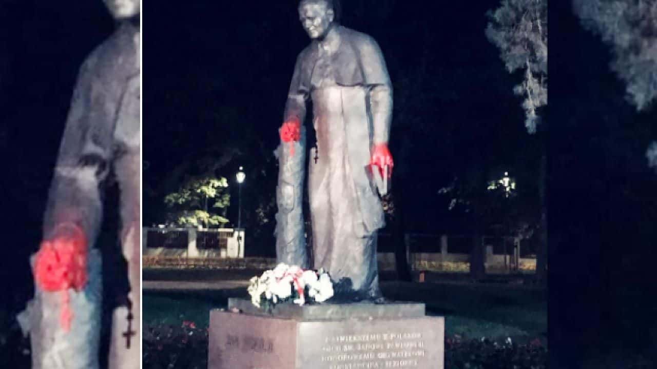 Zdewastowała pomnik Jana Pawła II. Prokuratura skierowała do sądu akt oskarżenia
