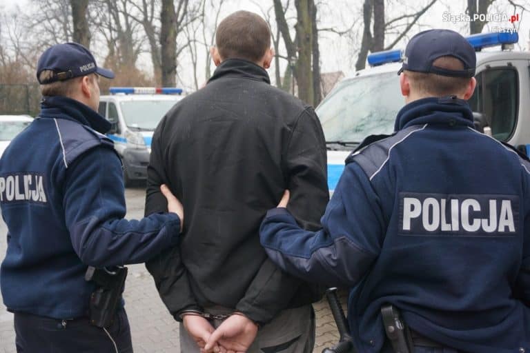 Poszukiwana para w rękach dzielnicowych – ona schowała się na strychu, on za kominem