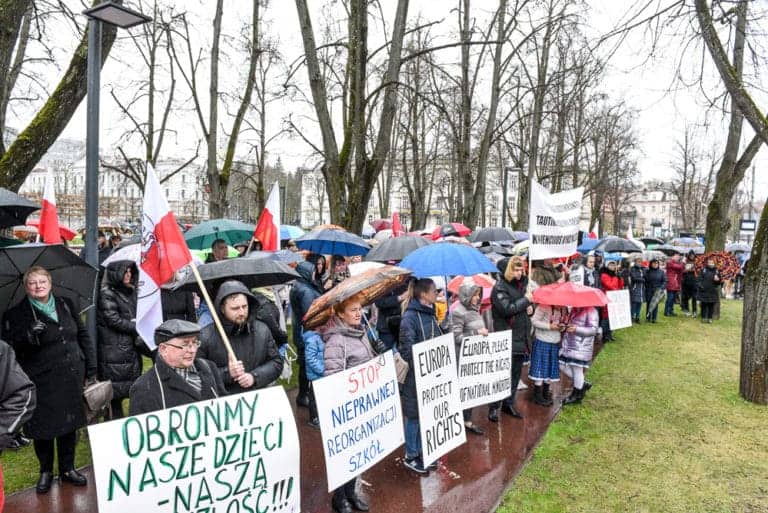 Polacy z Wileńszczyzny protestują przeciwko niszczeniu oświaty polskiej na Litwie