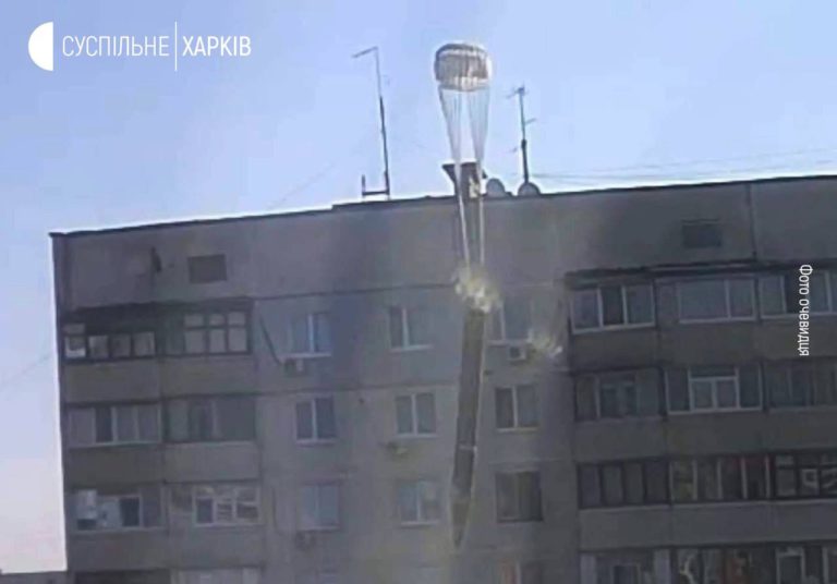Burmistrz Charkowa: Rosjanie atakują miasto bombami zrzucanymi na spadochronach