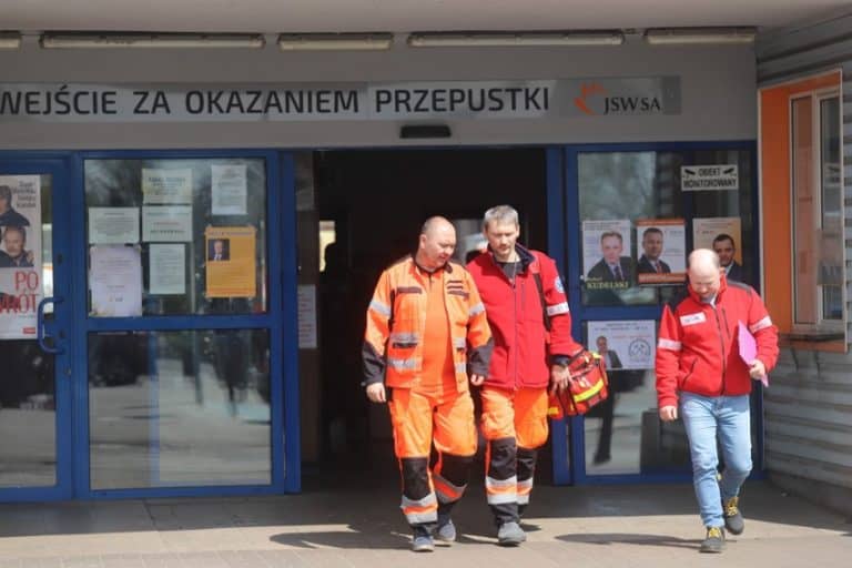 Dramatyczna akcja ratunkowa w Zofiówce. Dwaj górnicy, których wydobyli ratownicy, nie żyją