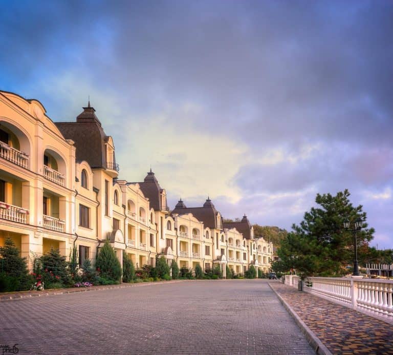Film: Kompleks hotelowy Grand Pettine w Odessie po rosyjskim ataku rakietowym