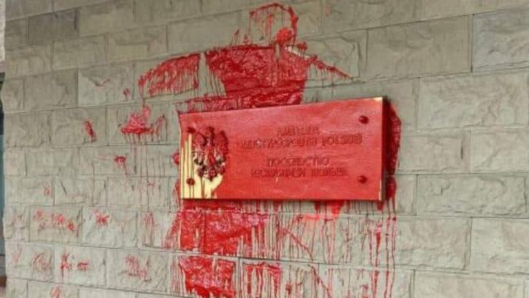 Budynek ambasady RP w Moskwie oblany czerwoną farbą