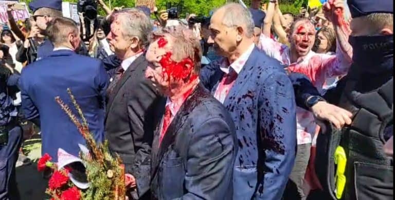 Ambasador Rosji został oblany czerwoną farbą przed Cmentarzem Żołnierzy Radzieckich w Warszawie